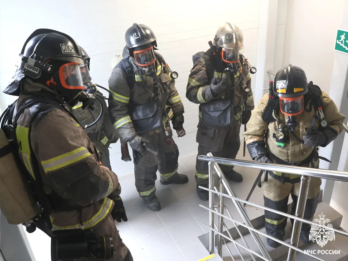 👨‍🚒Спасатели МЧС России и студенты Томского колледжа отработали действия на пожаре   🏢В Томском госу