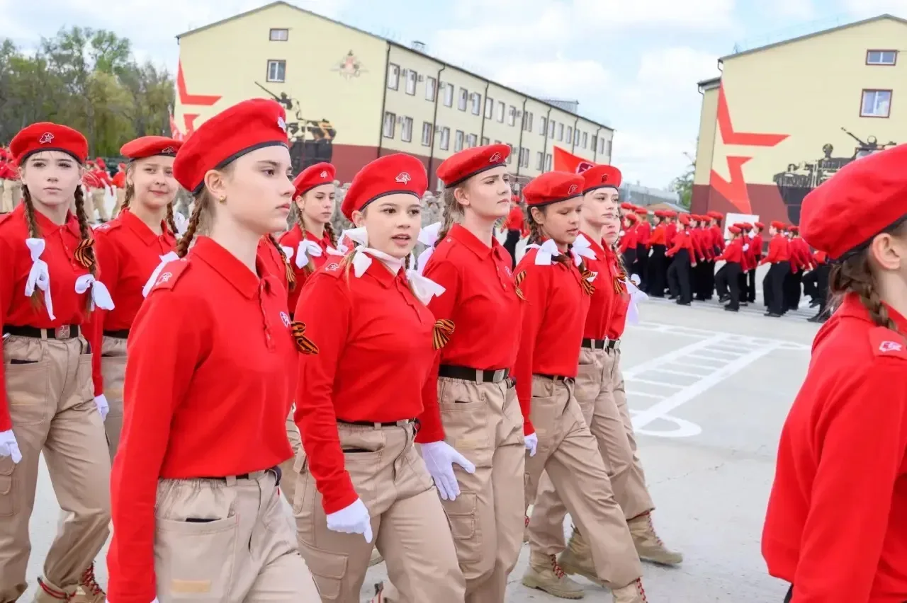 🇷🇺СМОТР ПЕСНИ И СТРОЯ «НАСЛЕДНИКИ ПОБЕДЫ»🇷🇺  Гордость и радость переполняют нас: юнармейский отряд «