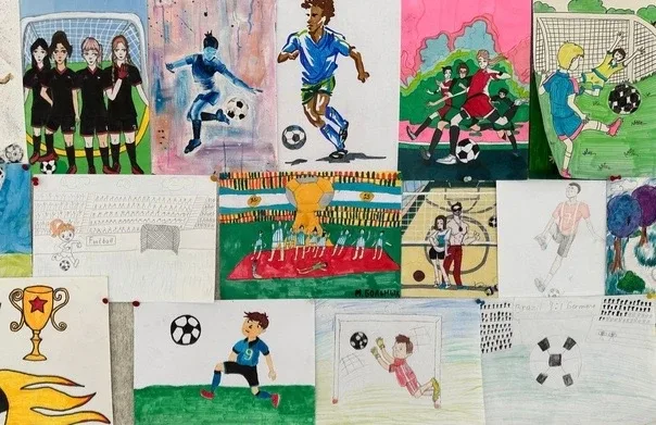 🎨⚽ Выставка «Футбол в красках»  Ребята нашей школы не только активно гоняют мяч на поле, но и умеют 