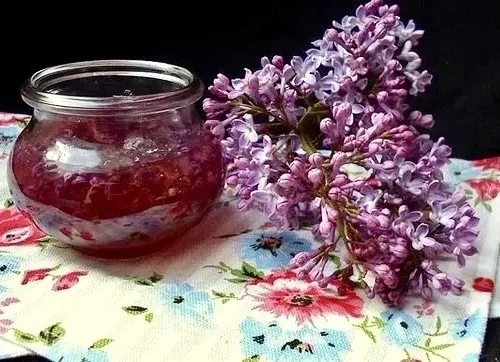 Сирень — это не только красивое растение, но и источник вдохновения для кулинарии и декора.   Собира