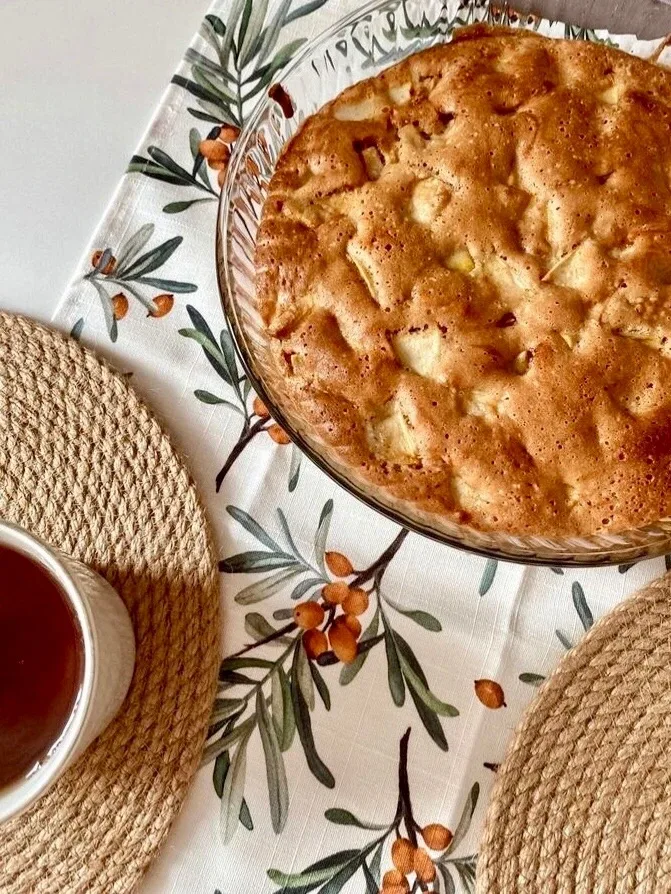 13 мая — День яблочного пирога! 🥧🍎  Что может быть уютнее чашки чая с кусочком тёплого яблочного пир