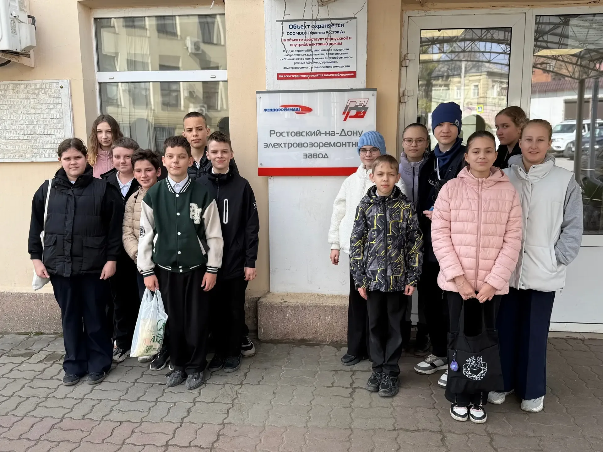 Учащиеся 6А и 6У классов посетили Ростовский‑на‑Дону электровозоремонтный завод! 😍🏭  Ребята отправил