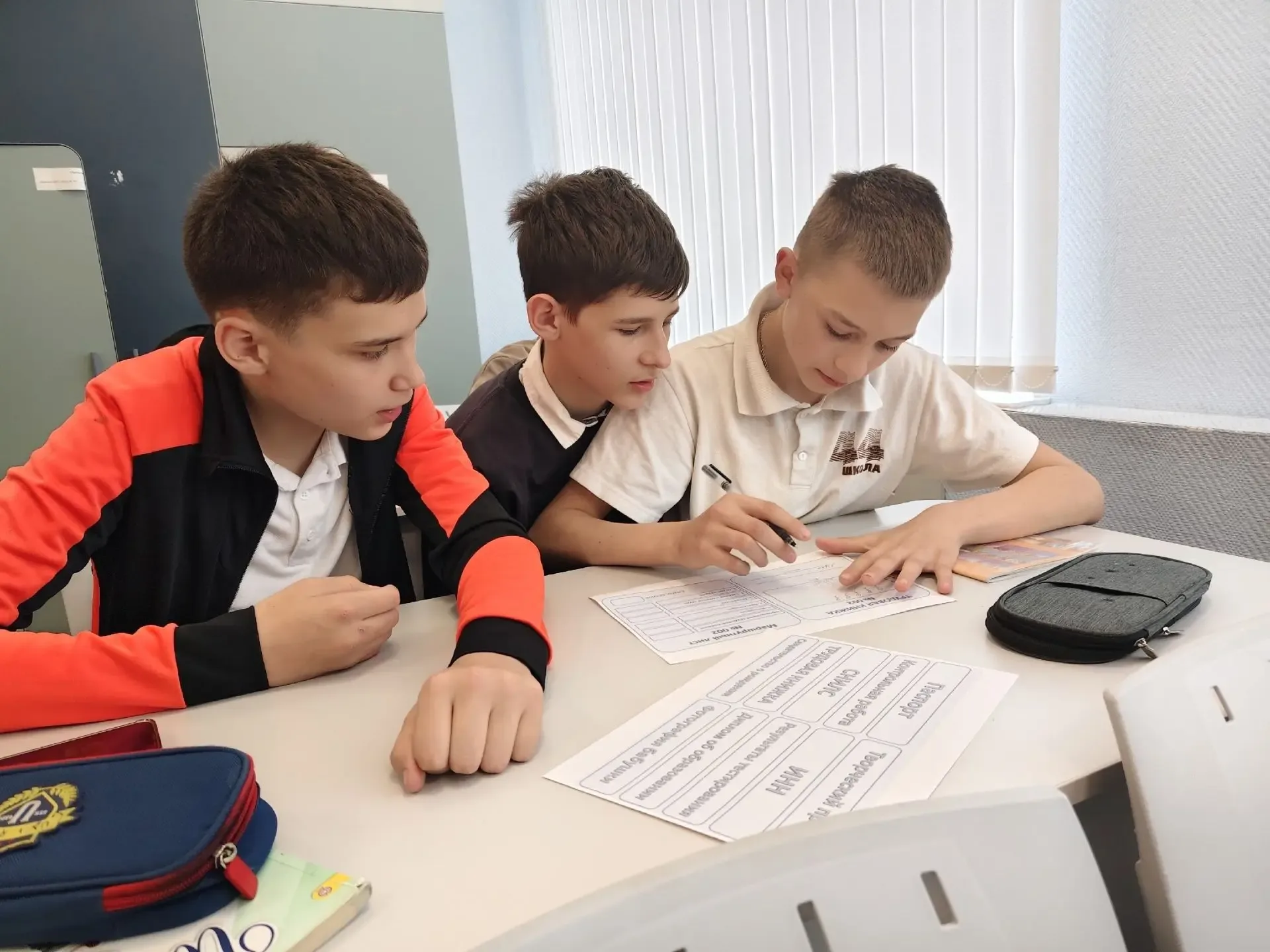 Наши ученики из 8«В» на шаг приблизились к пониманию взрослой жизни! В классе прошла деловая игра «Б