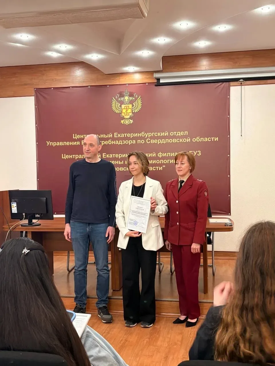 Ученицы  10 "Е" класса Калугина Екатерина, Сальникова Любовь, Шевела Дарья, Якушева София и 11 "П" к