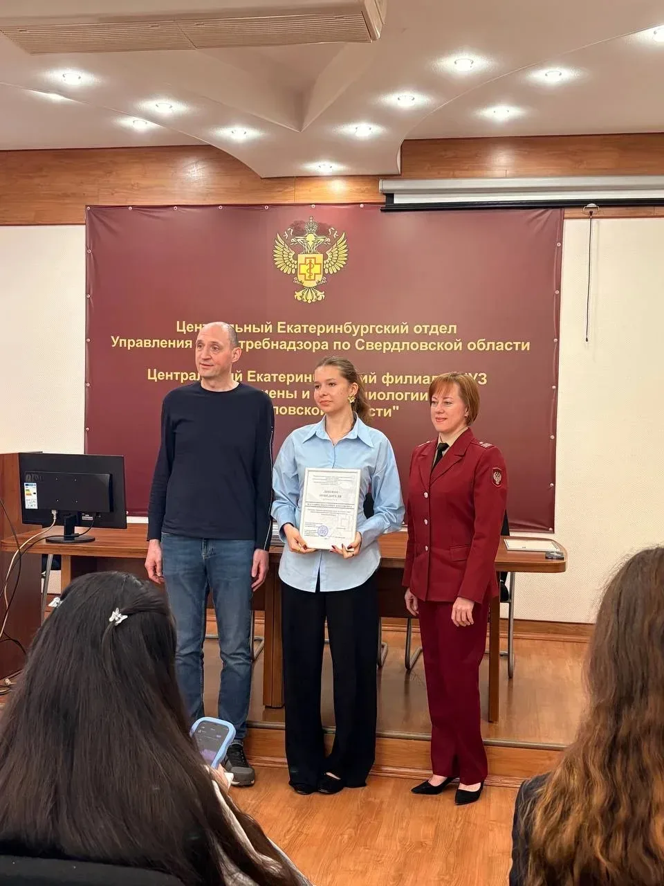 Ученицы  10 "Е" класса Калугина Екатерина, Сальникова Любовь, Шевела Дарья, Якушева София и 11 "П" к
