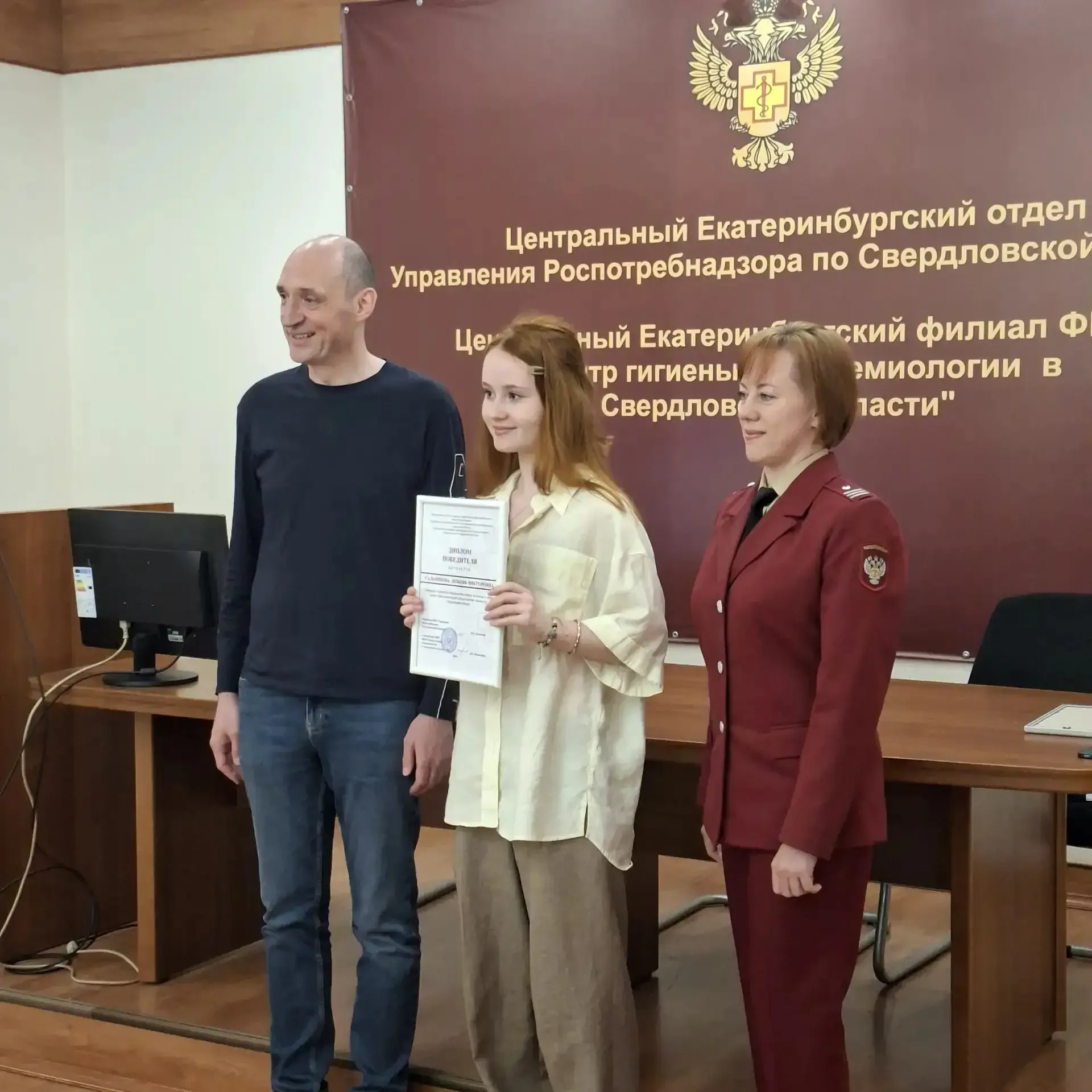 Ученицы  10 "Е" класса Калугина Екатерина, Сальникова Любовь, Шевела Дарья, Якушева София и 11 "П" к