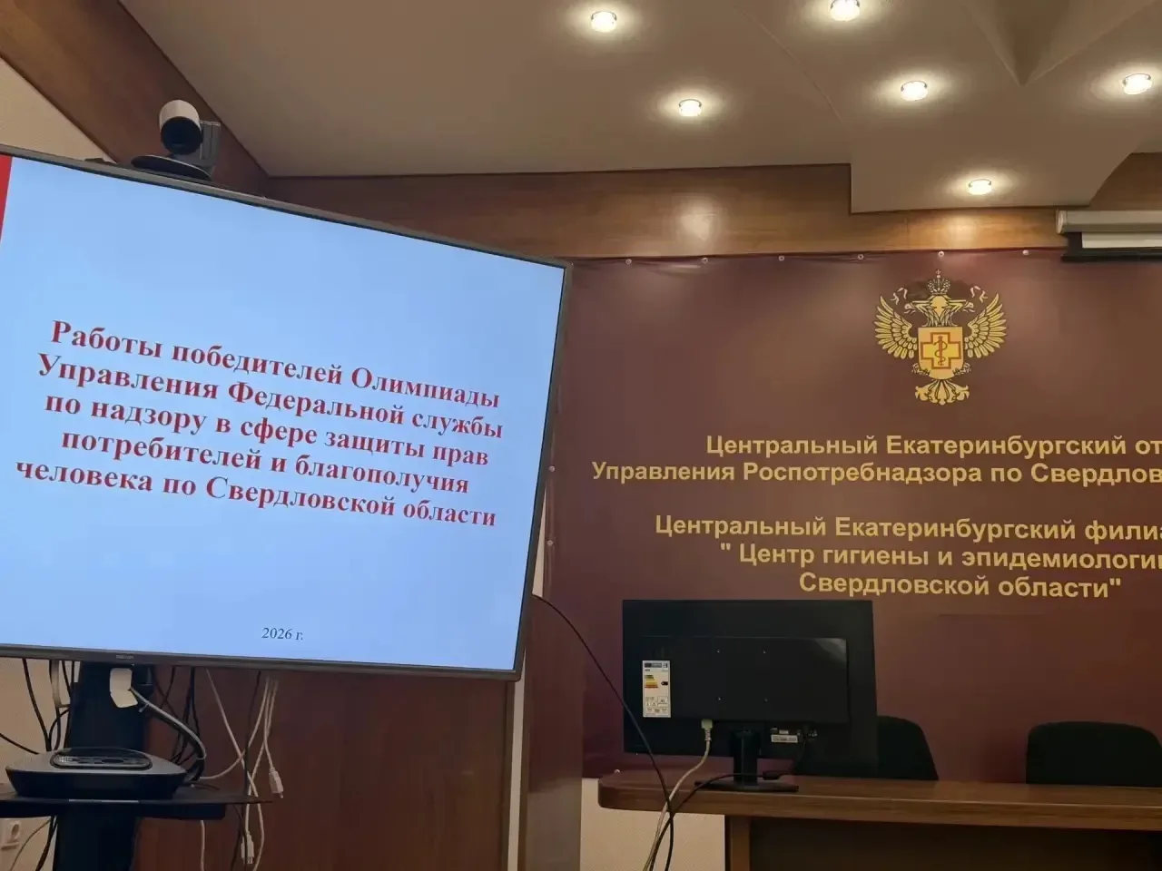 Ученицы  10 "Е" класса Калугина Екатерина, Сальникова Любовь, Шевела Дарья, Якушева София и 11 "П" к