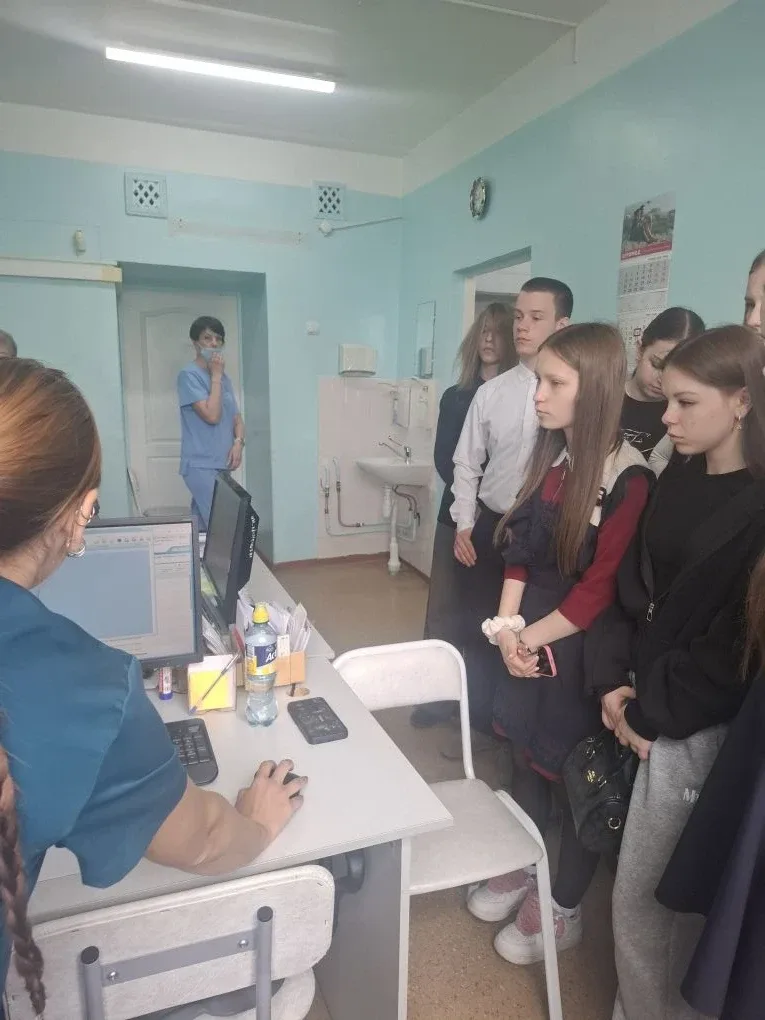 💡🩺Вчера группа учащихся из восьмых классов посетила детскую поликлинику с экскурсией, и это было по-