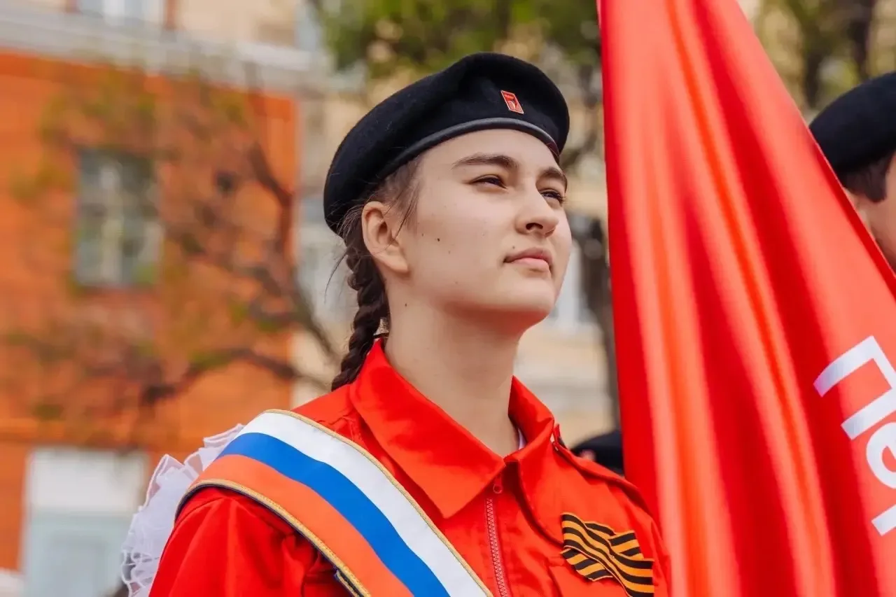 В День Победы школьники Сосновоборского округа прошли по главному проспекту Красноярска  9 мая в сто
