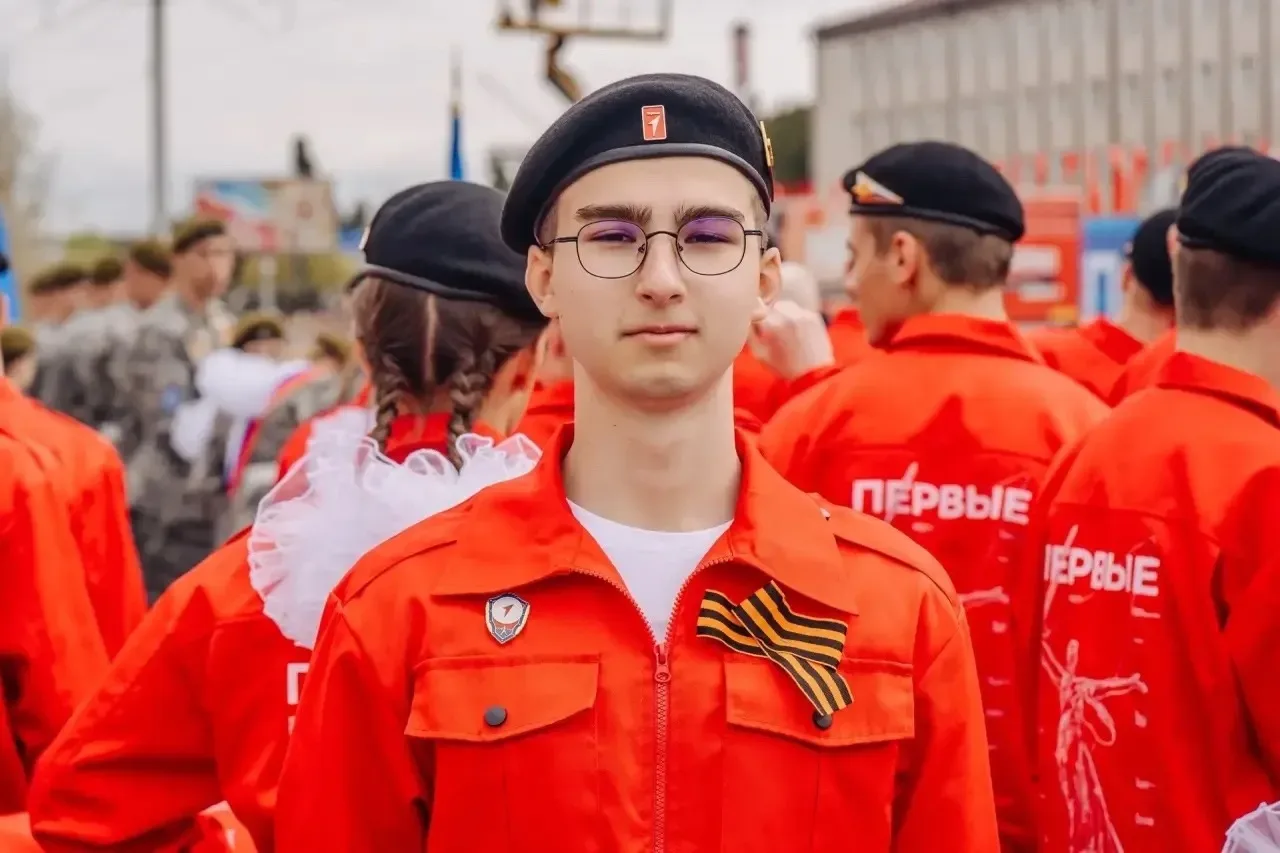В День Победы школьники Сосновоборского округа прошли по главному проспекту Красноярска  9 мая в сто