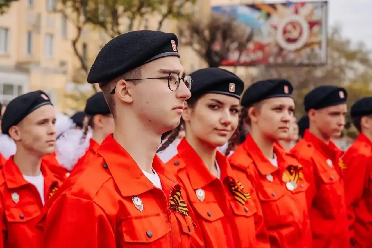 В День Победы школьники Сосновоборского округа прошли по главному проспекту Красноярска  9 мая в сто