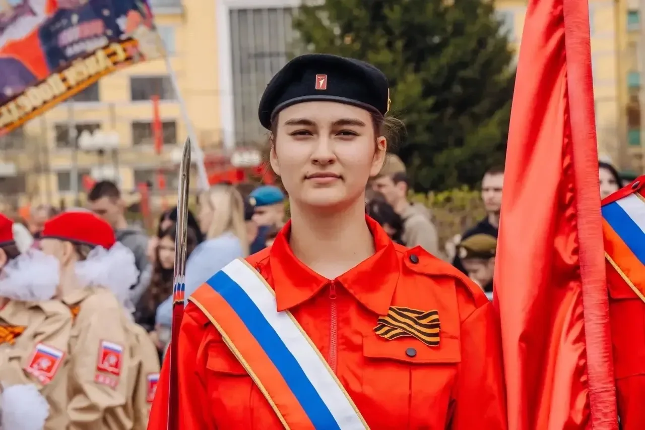 В День Победы школьники Сосновоборского округа прошли по главному проспекту Красноярска  9 мая в сто