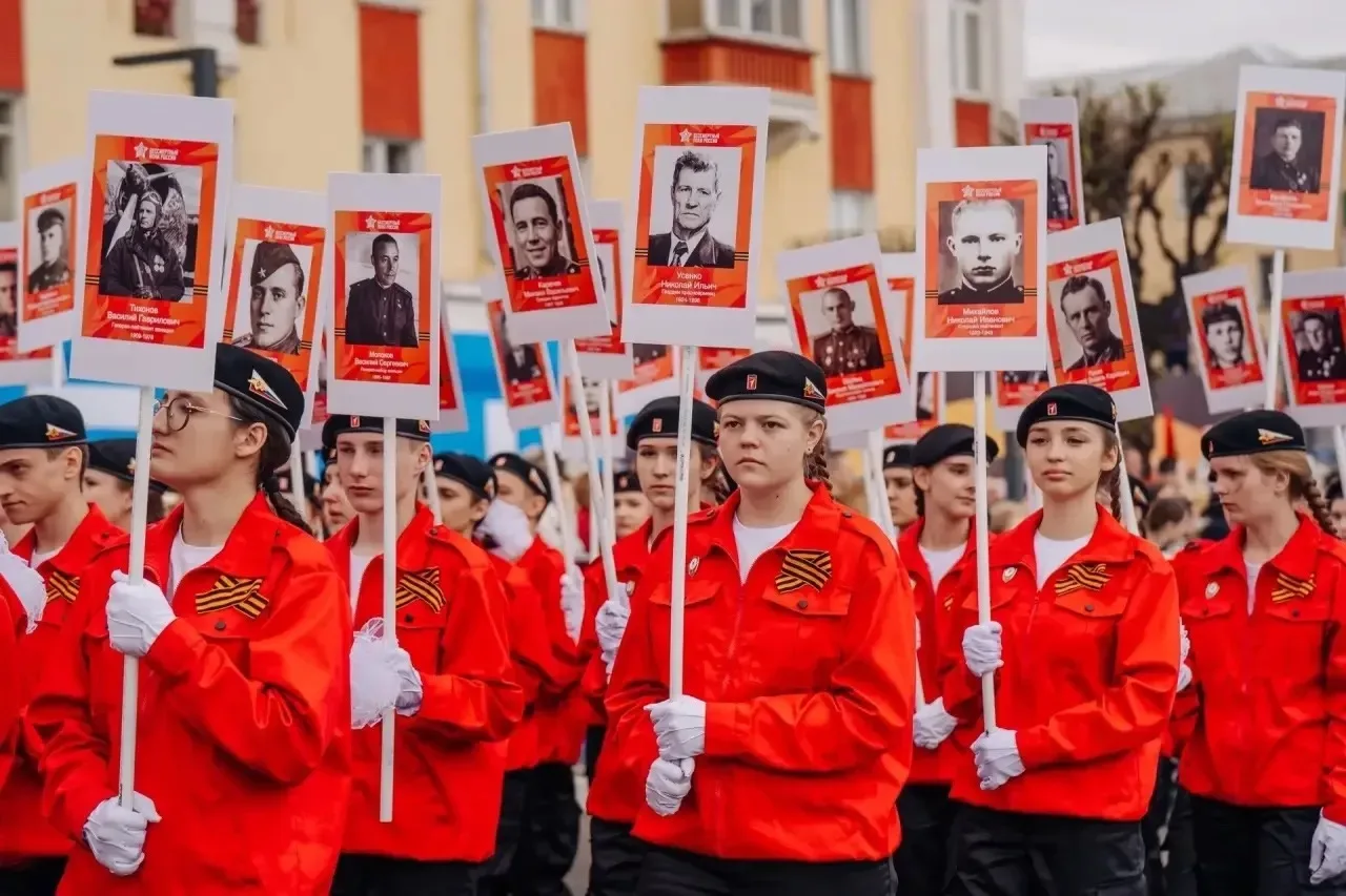 В День Победы школьники Сосновоборского округа прошли по главному проспекту Красноярска  9 мая в сто