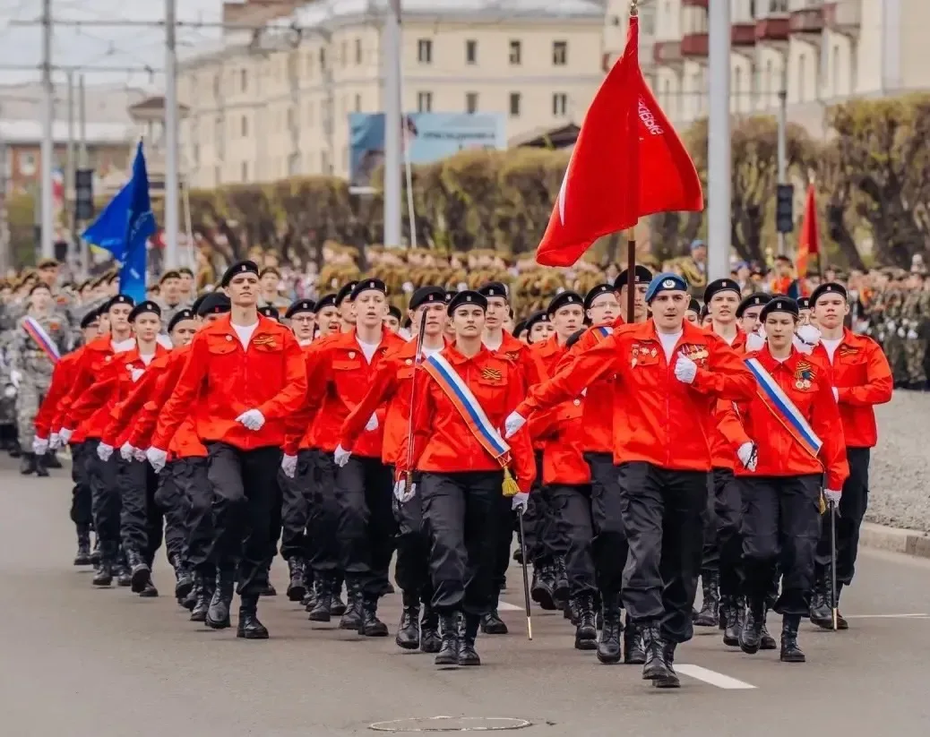 В День Победы школьники Сосновоборского округа прошли по главному проспекту Красноярска  9 мая в сто
