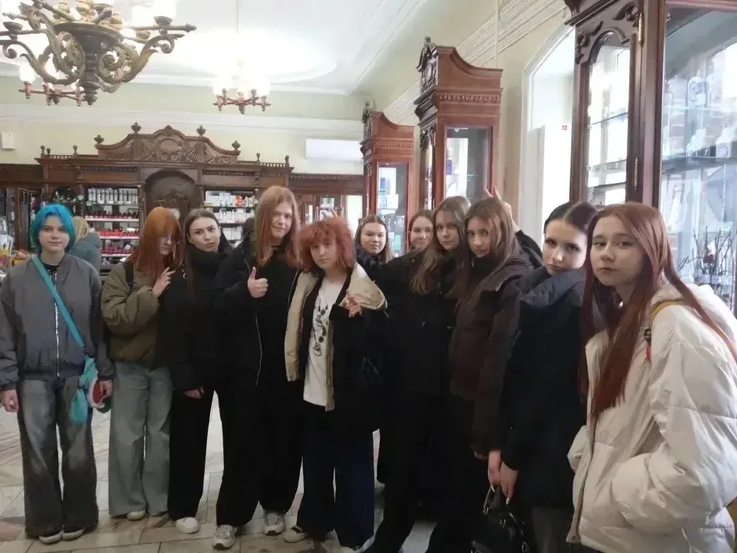 15 мая учащиеся 8 В совершили познавательную экскурсию в аптечную сеть «Губернские аптеки».   Участн