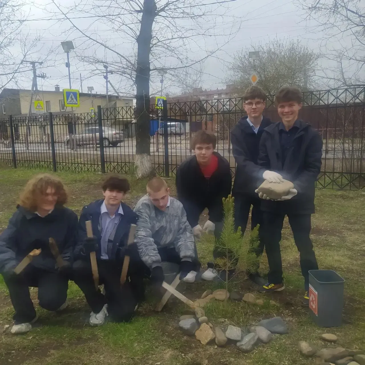 В преддверии 9 Мая в нашей школе прошла важная работа по благоустройству «Аллеи Защитников Отечества