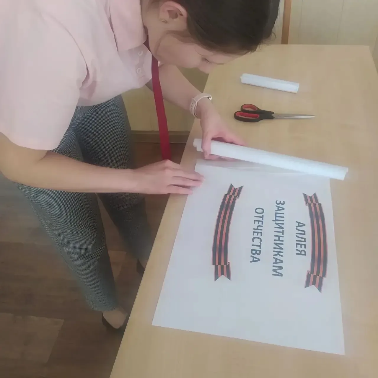 В преддверии 9 Мая в нашей школе прошла важная работа по благоустройству «Аллеи Защитников Отечества