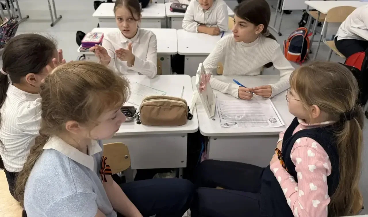 🚀 Квиз ко Дню космонавтики: прикоснуться к звёздам!  В 3 А классе состоялся захватывающий квиз, посв