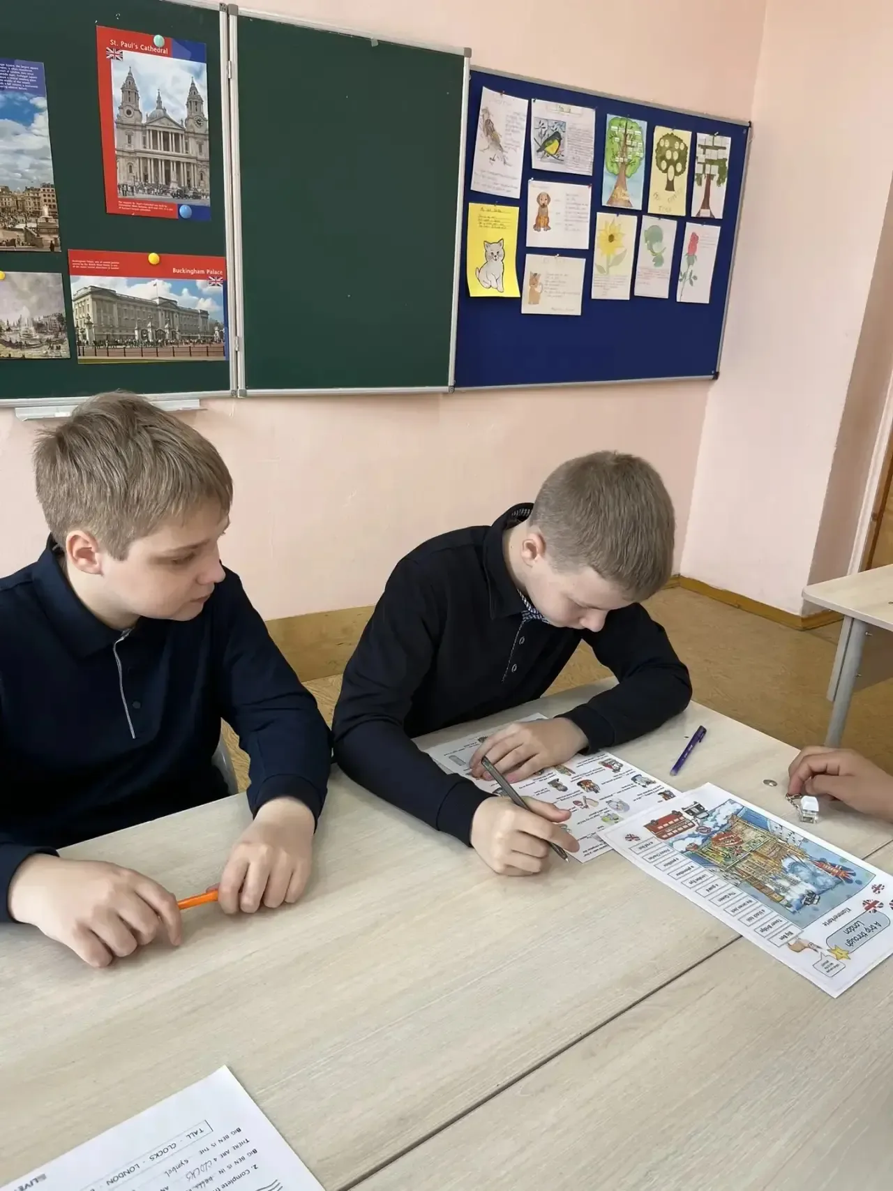 Загадочный Лондон за 40 минут? Легко! 🎡👑  29 апреля, в корпусе «Силикат» в 5 «Д» классе прошёл необы