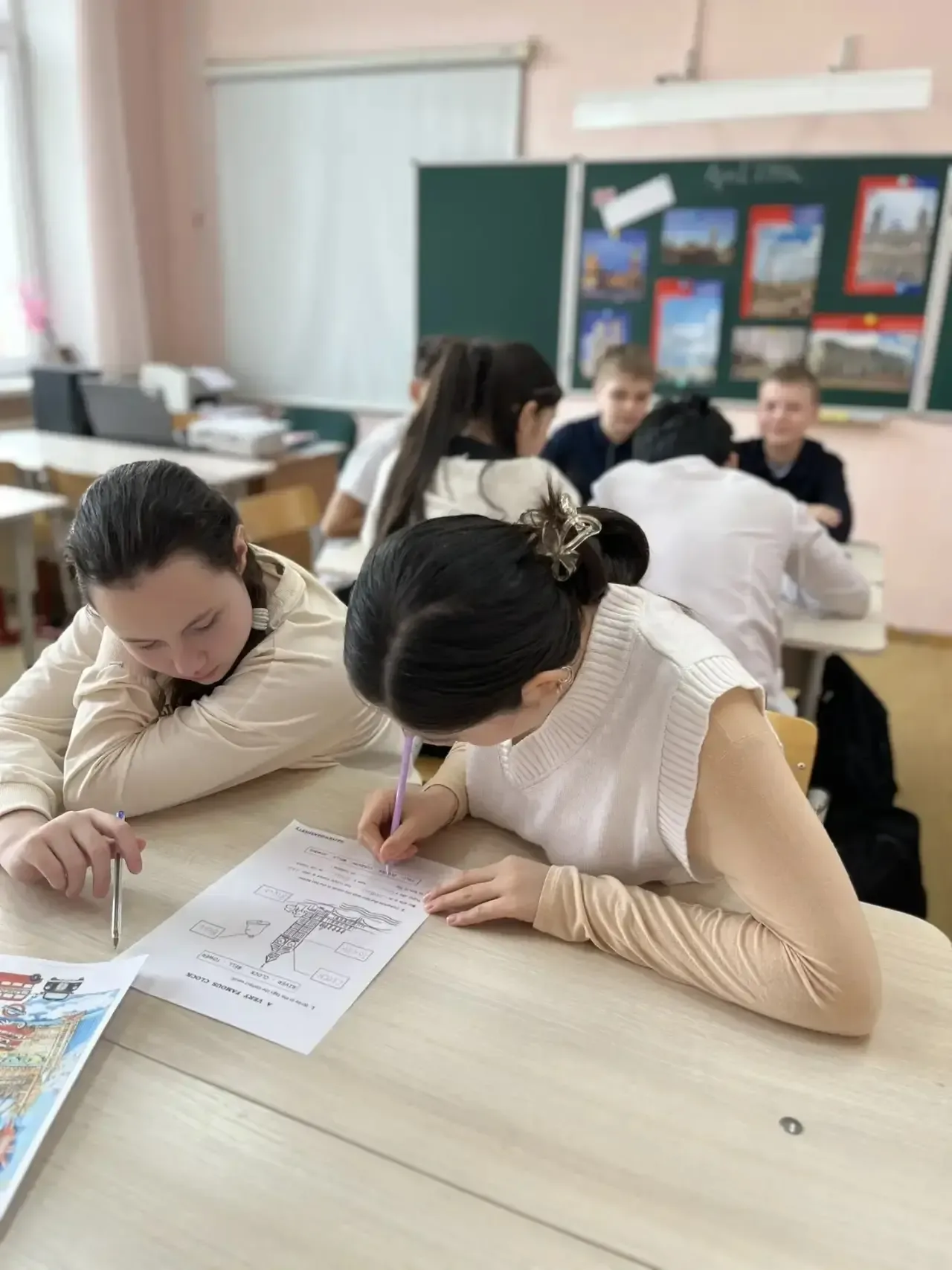 Загадочный Лондон за 40 минут? Легко! 🎡👑  29 апреля, в корпусе «Силикат» в 5 «Д» классе прошёл необы