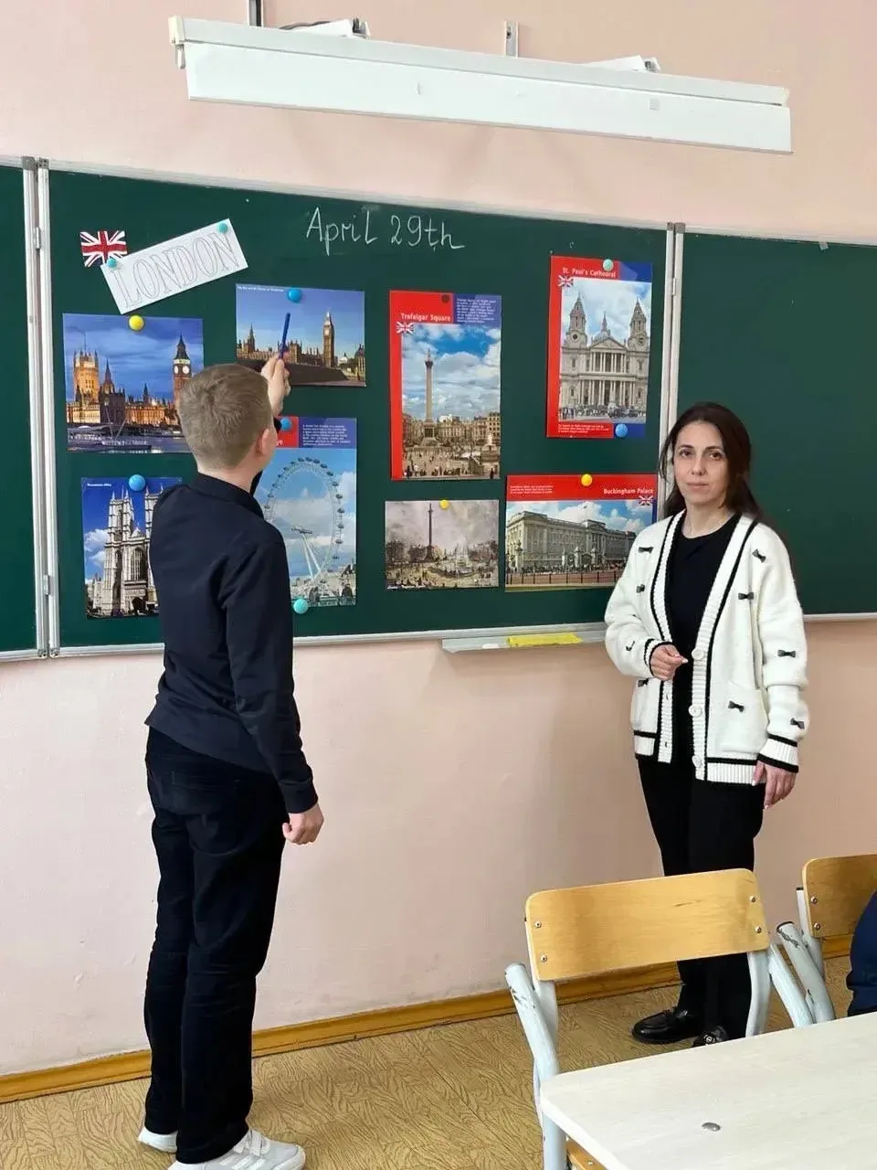 Загадочный Лондон за 40 минут? Легко! 🎡👑  29 апреля, в корпусе «Силикат» в 5 «Д» классе прошёл необы