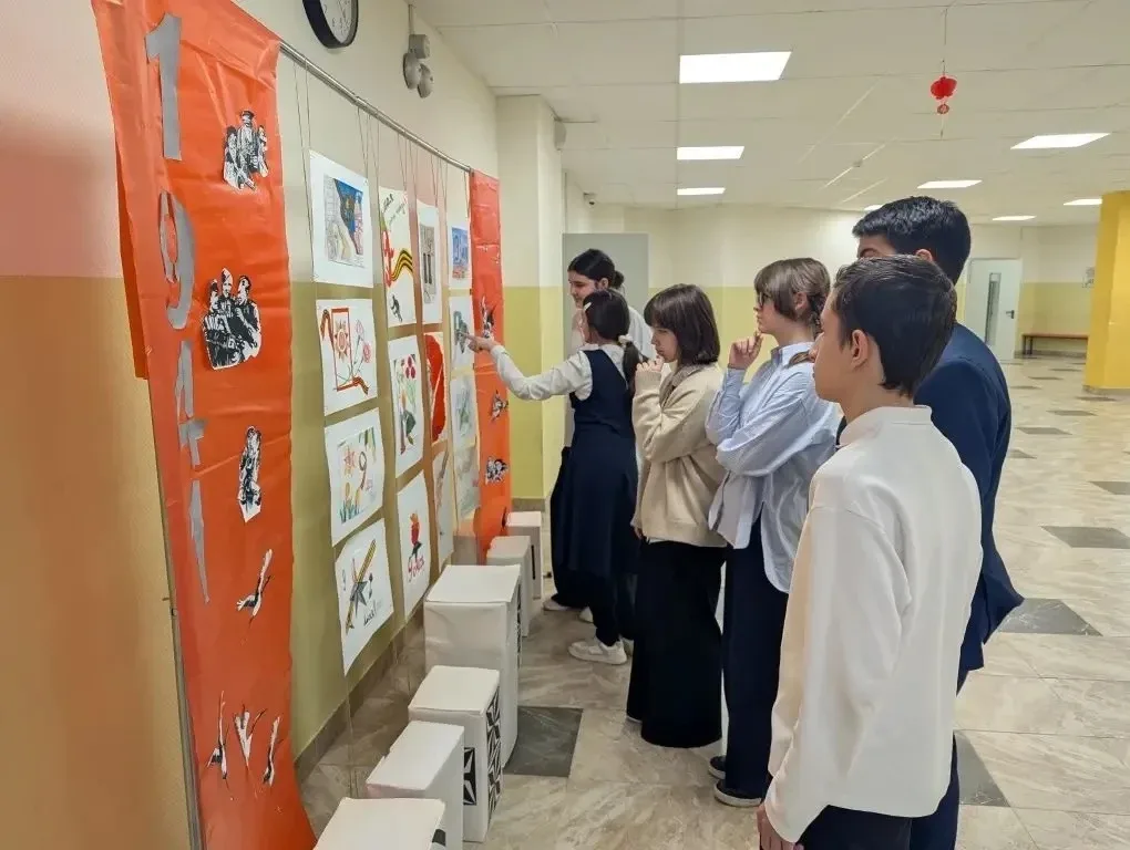 🎨 В школе №1 им. Чурилова открылась выставка «Портреты Победы»  В преддверии 9 Мая юные художники пр