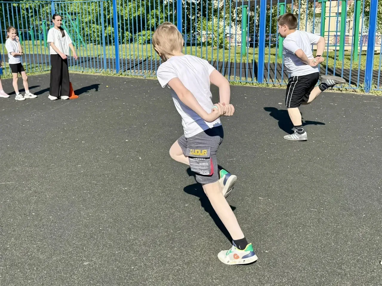 🏅 Эстафеты в 4 «А»: в рамках предметной недели физической  культуры прошёл открытый урок!  Учитель Х