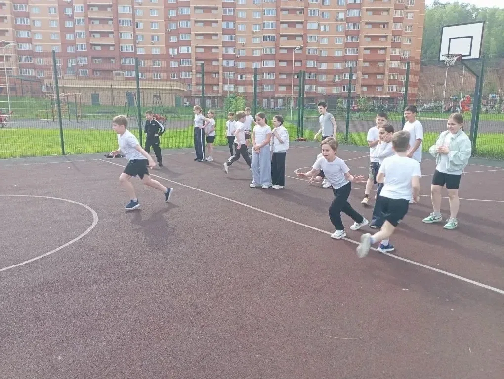 🤸‍♂️ Ловкость, скорость и хитрый ум: как прошел день у 4 «Э»  Наш 4 «Э» класс доказал, что быть спор