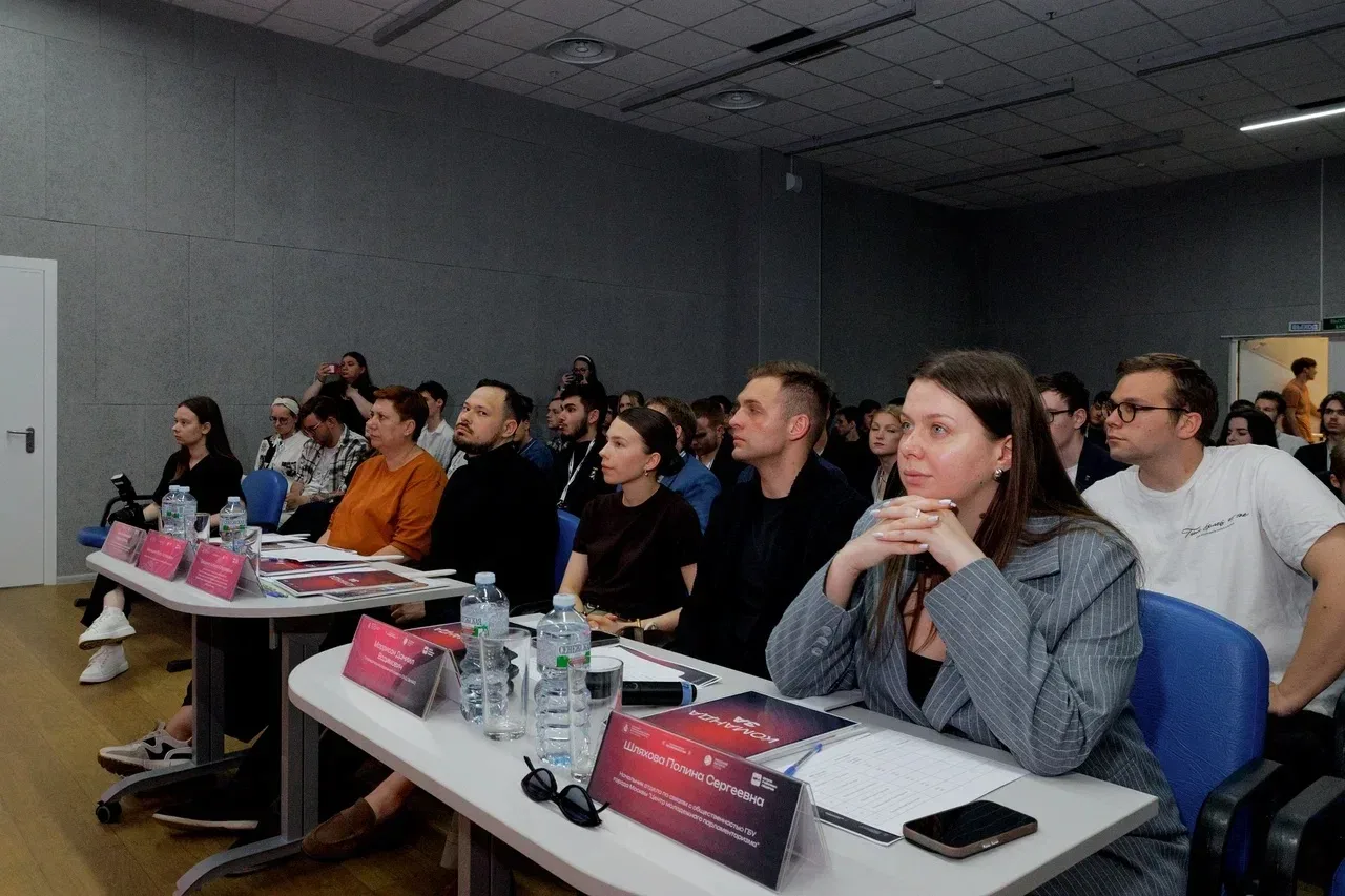 Дебаты «Школы районных лидеров» с участием 140 молодых парламентариев прошли в Москве  🤝 Два этапа д