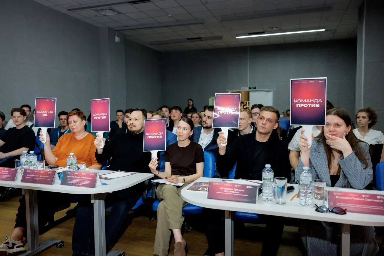 Дебаты «Школы районных лидеров» с участием 140 молодых парламентариев прошли в Москве  🤝 Два этапа д