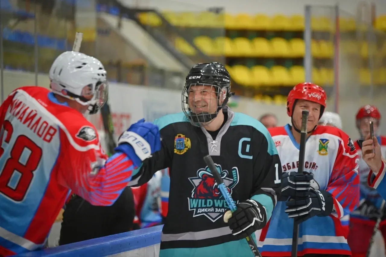 Межокружной турнир по хоккею прошёл вчера в Западном округе  🏒 Смотрите фоторепортаж