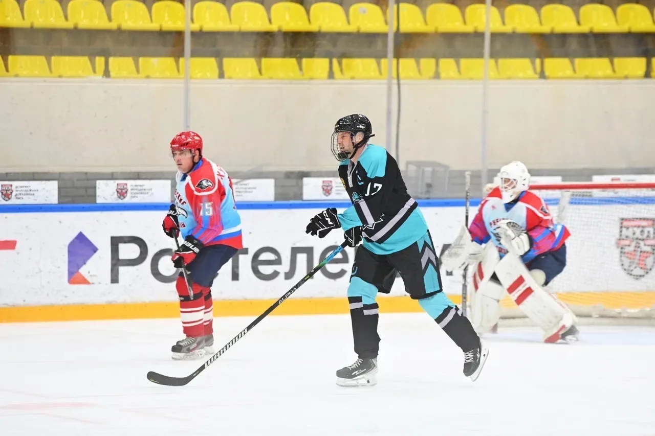 Межокружной турнир по хоккею прошёл вчера в Западном округе  🏒 Смотрите фоторепортаж