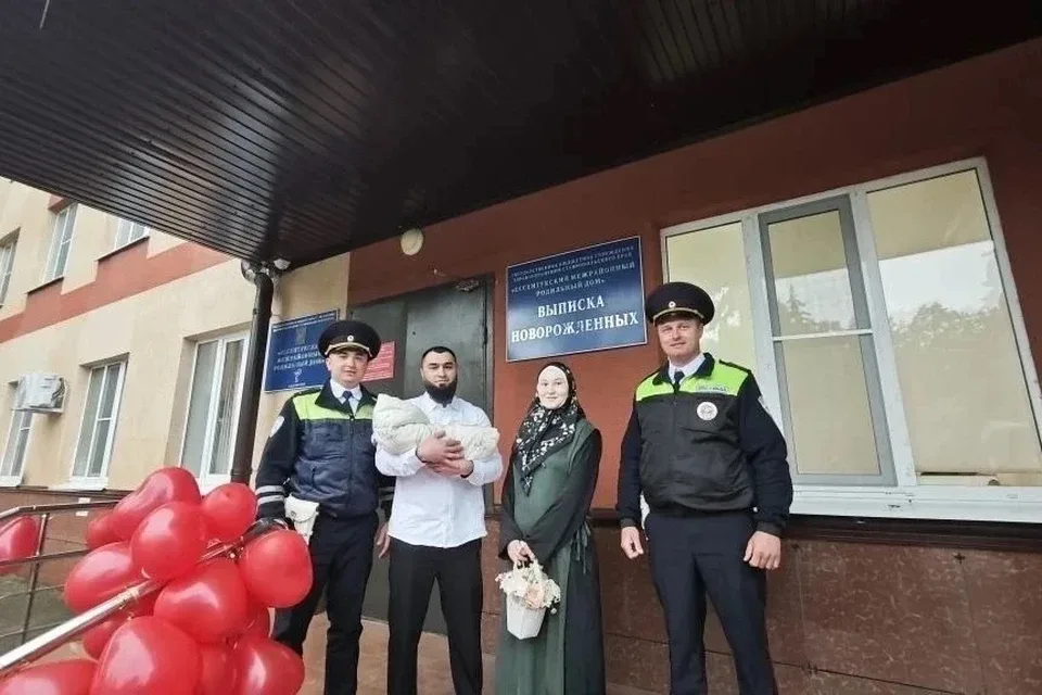 Мигалки, роды и букет: гаишники на Ставрополье сопроводили беременную женщину до больницы, а потом п