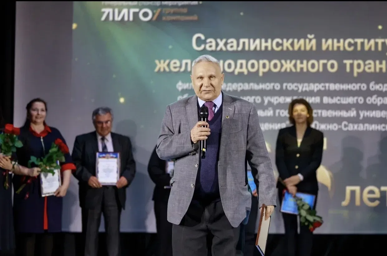 Часть II. Торжественная церемония награждения  Во второй половине дня в ДК «Железнодорожников» начал