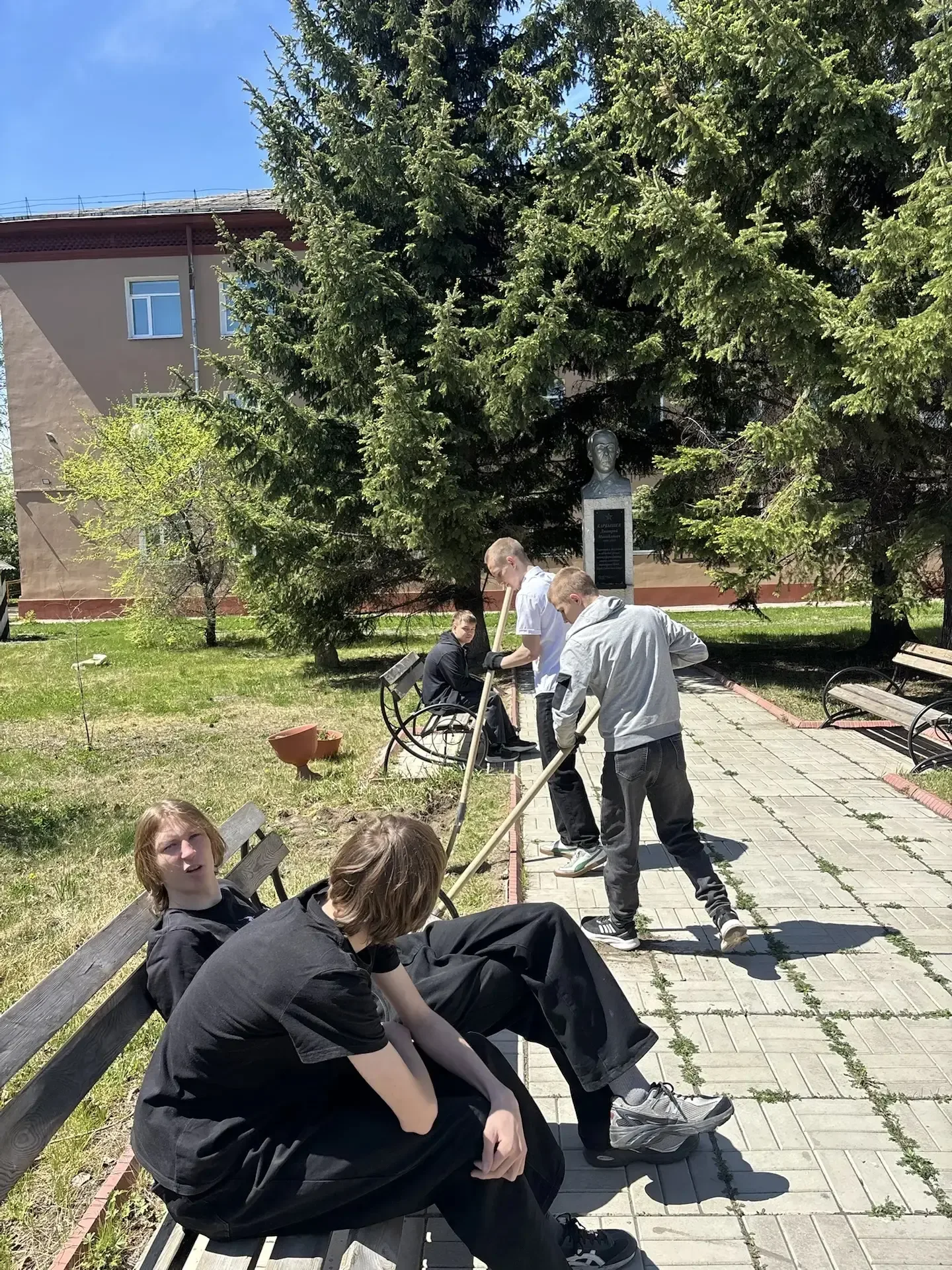 Наши зелёные волшебники из экологического клуба «БЕКЕЛЬДЕУЛЬ» снова в деле!  🍀Подготовили почву и вы