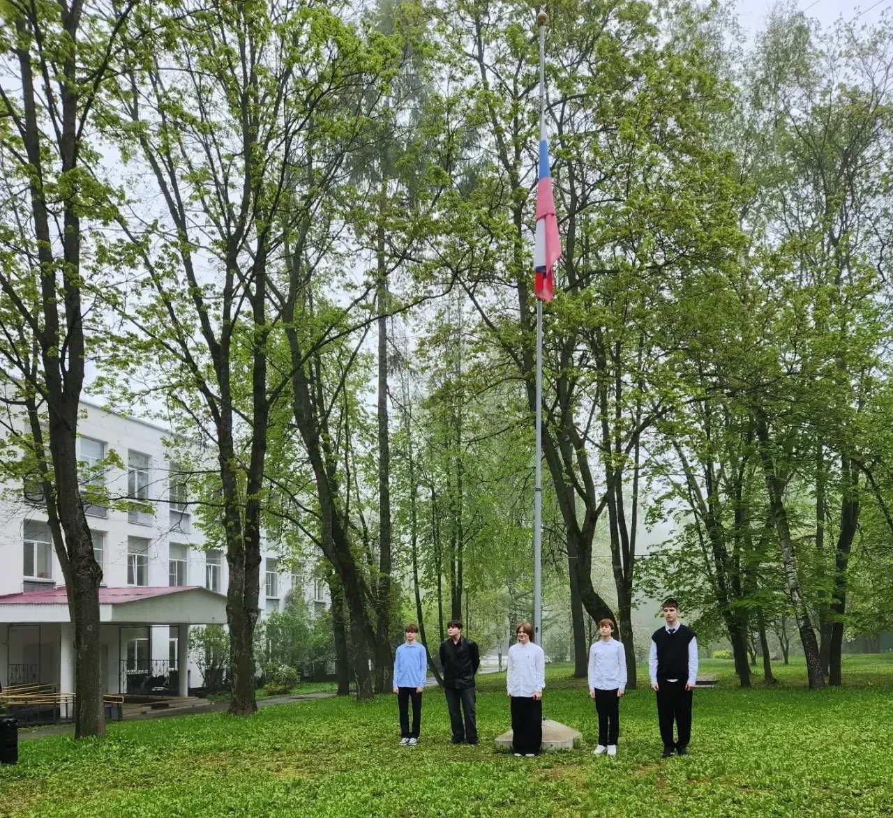 Флаг поднять!  🇷🇺Мы с огромной гордостью продолжаем рассказ про ребят, активных участников жизни шко