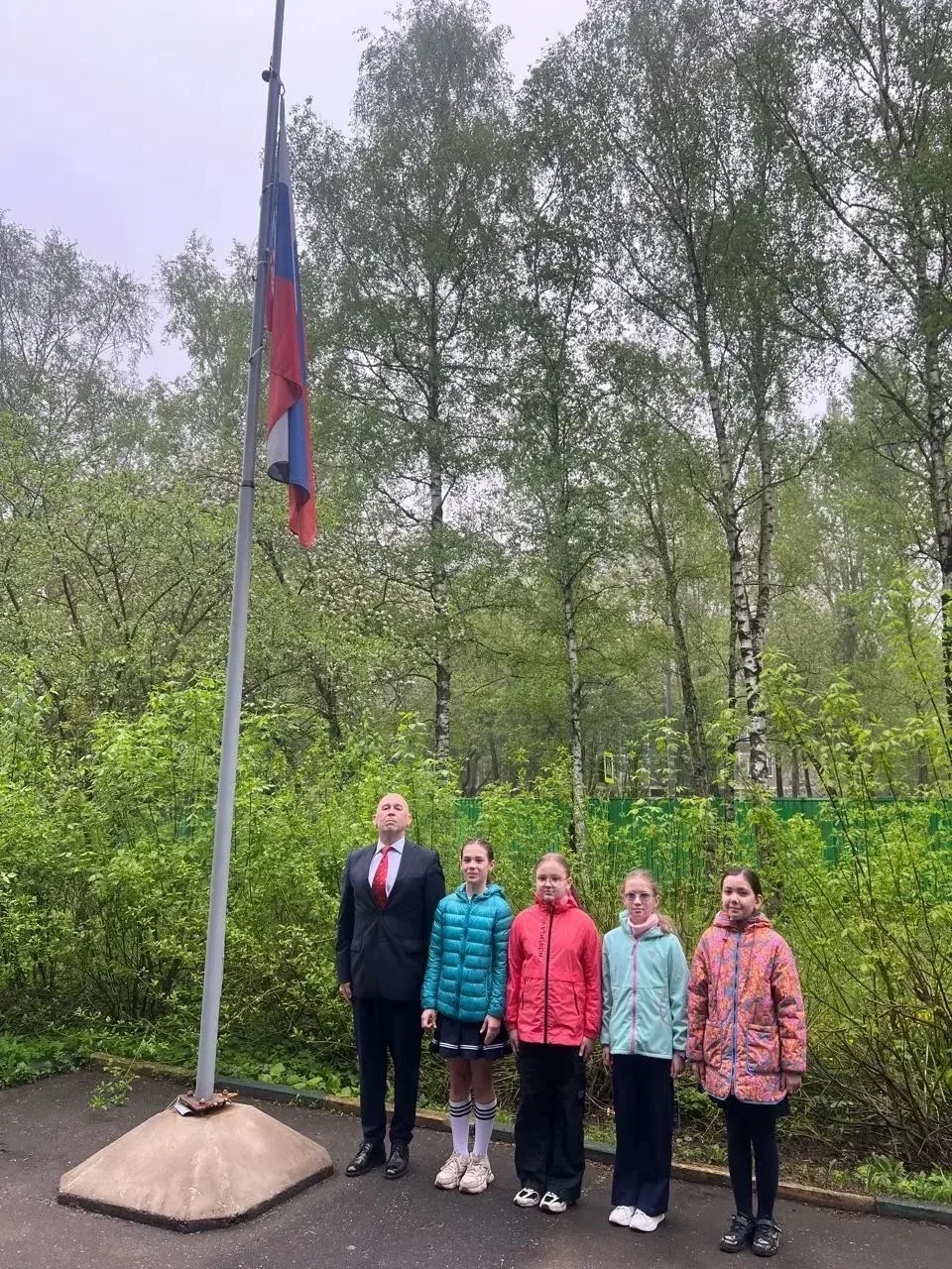 Флаг поднять!  🇷🇺Мы с огромной гордостью продолжаем рассказ про ребят, активных участников жизни шко