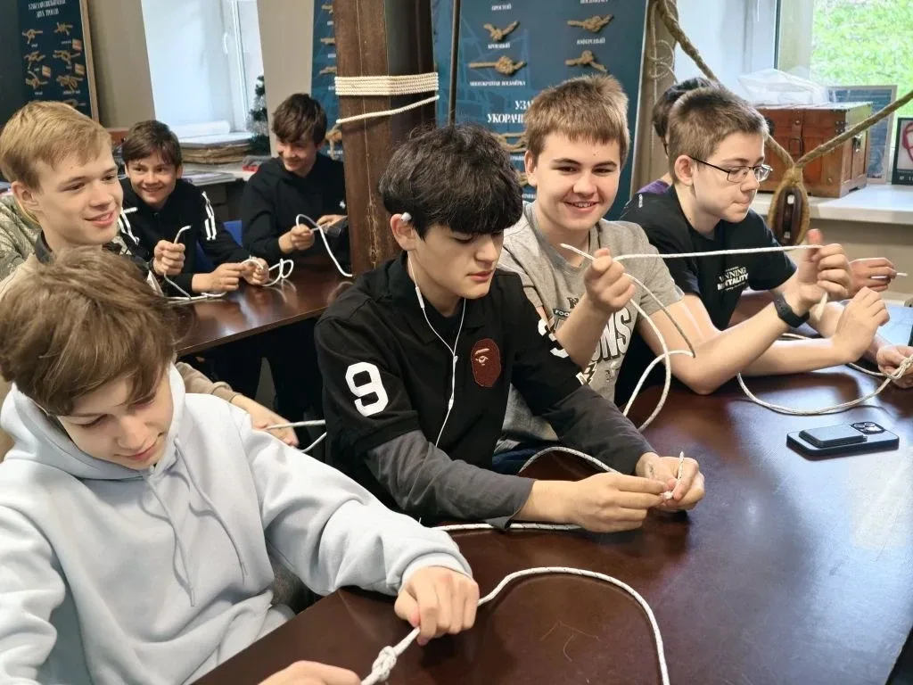 🚢 8-й класс на экскурсии: в гостях у морских узлов!  Наш дружный 8В класс отправился в необычный муз