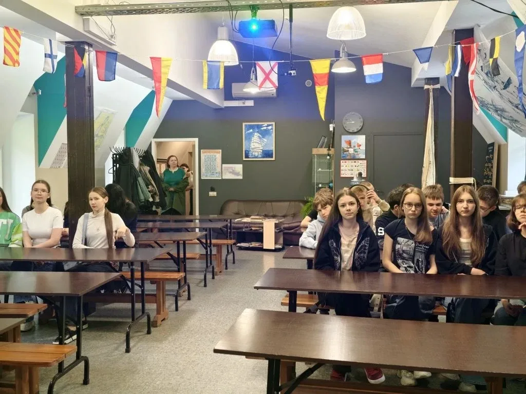 🚢 8-й класс на экскурсии: в гостях у морских узлов!  Наш дружный 8В класс отправился в необычный муз