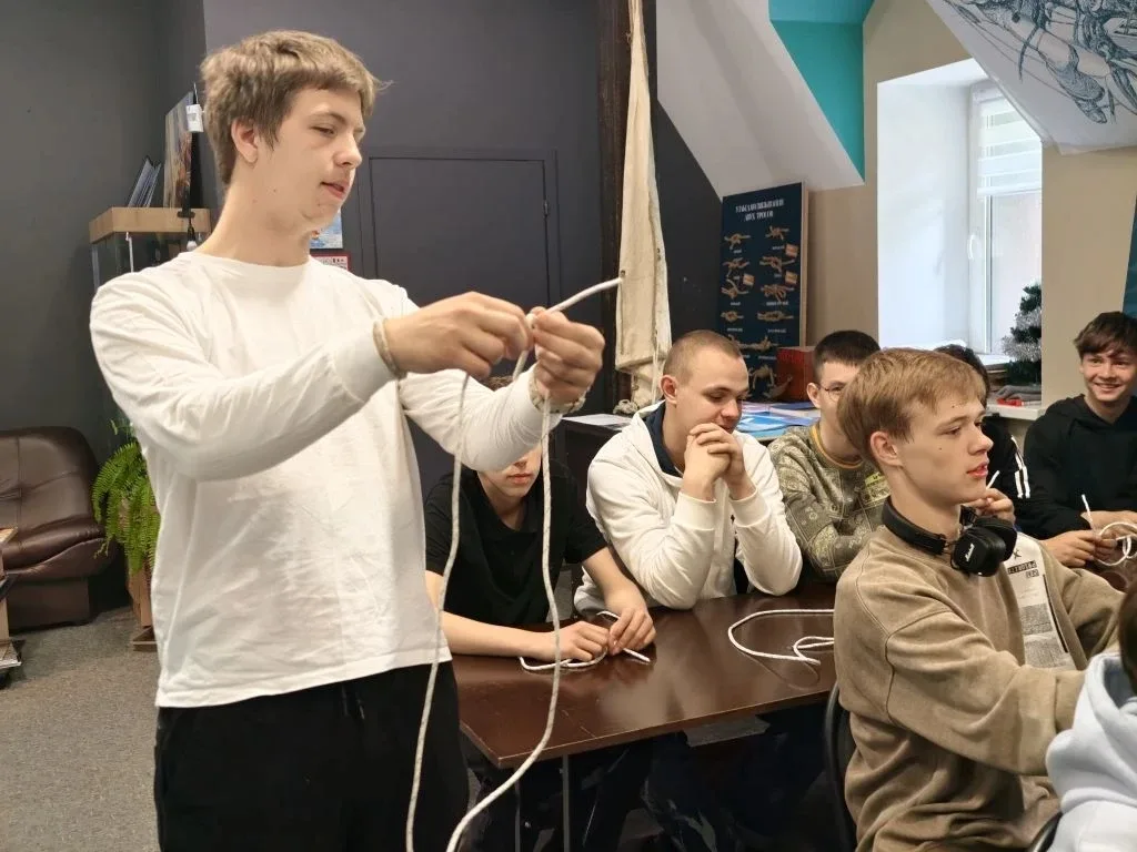 🚢 8-й класс на экскурсии: в гостях у морских узлов!  Наш дружный 8В класс отправился в необычный муз