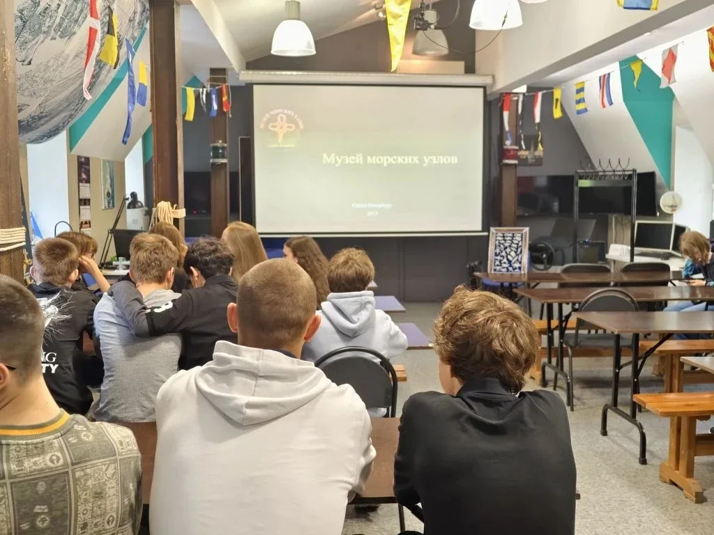 🚢 8-й класс на экскурсии: в гостях у морских узлов!  Наш дружный 8В класс отправился в необычный муз