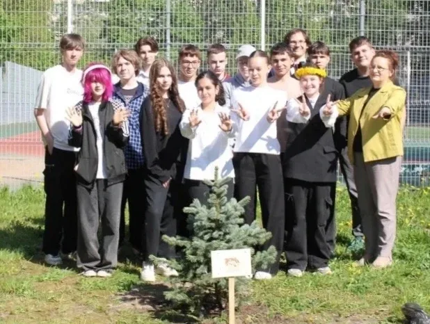 Сегодня ученики 9 «В» класса сделали замечательный подарок любимой школе. Ребята посадили на террито