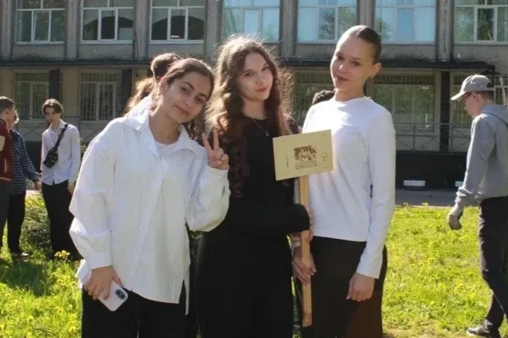 Сегодня ученики 9 «В» класса сделали замечательный подарок любимой школе. Ребята посадили на террито