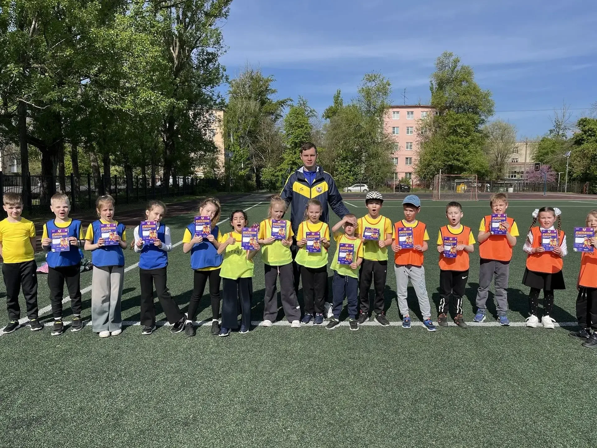 🔝⚽️  Гимназия # 95 совместно с футбольным клубом «Импульс» организовали уроки футбола среди учеников
