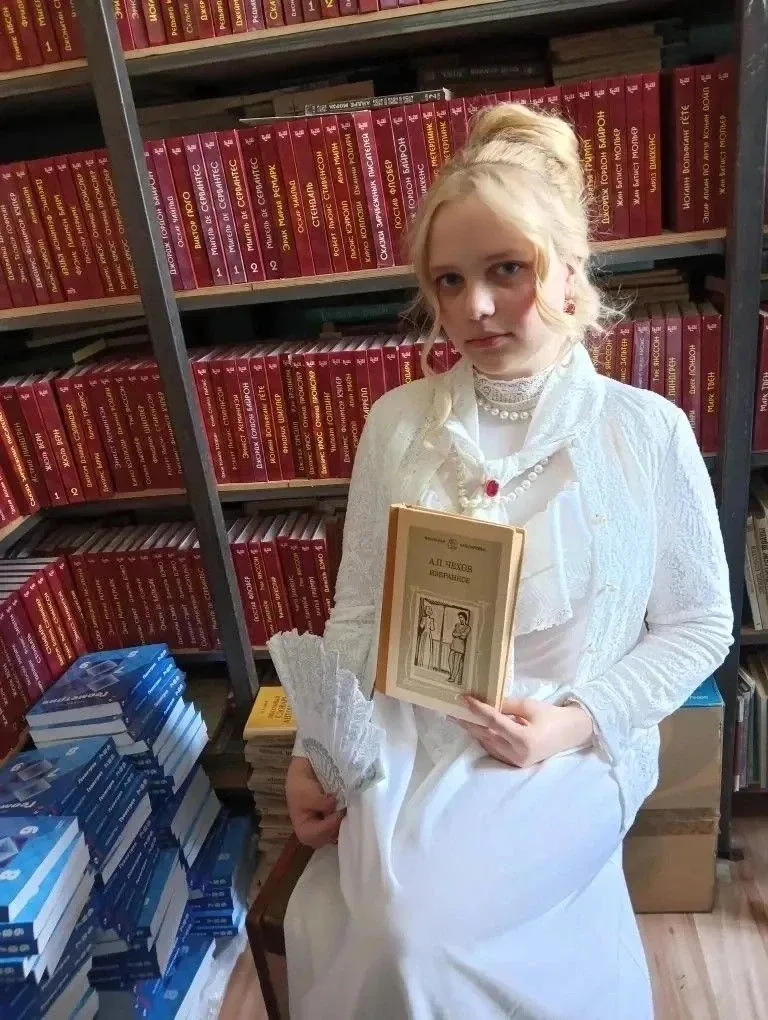 "В гостях у школьной библиотеки нашей Гимназии 95" побывала  героиня Чеховской пьесы "Чайка" Ирина А