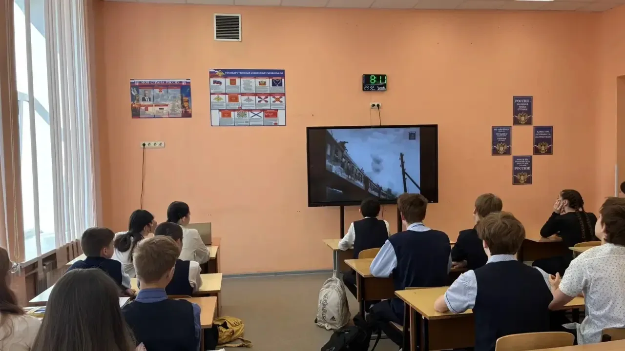🎖️ «Разговоры о важном»: песни Победы — голос памяти поколений 🎶   Сегодня в лицее прошли занятия из