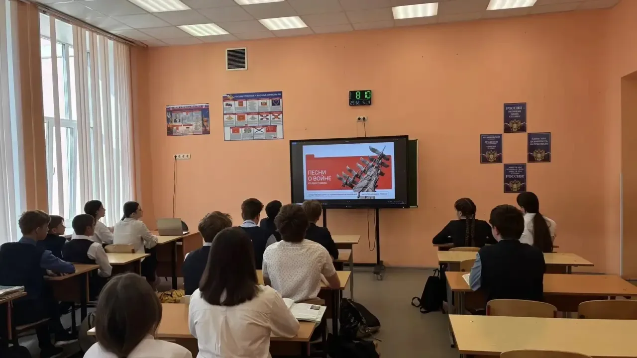 🎖️ «Разговоры о важном»: песни Победы — голос памяти поколений 🎶   Сегодня в лицее прошли занятия из