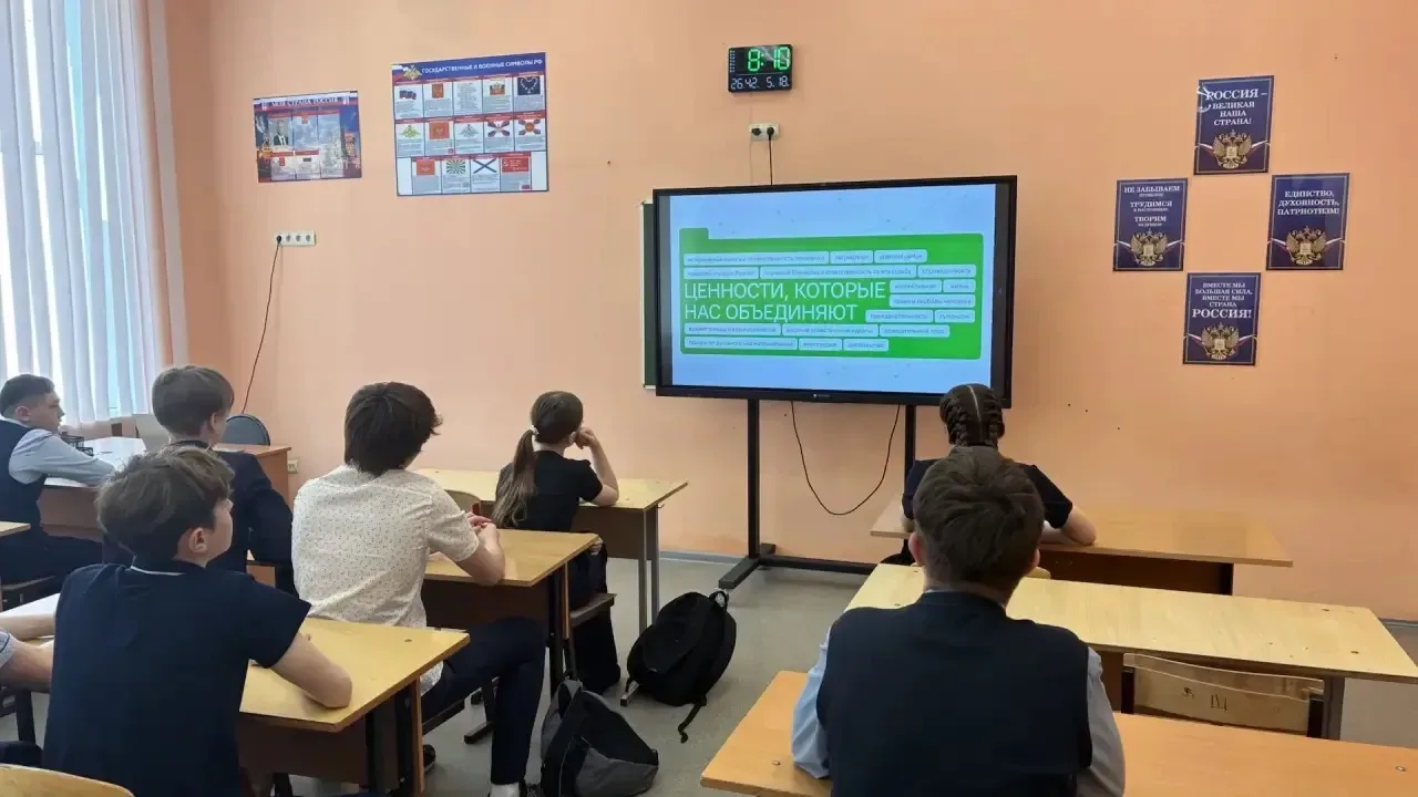 🇷🇺 РАЗГОВОР О ВАЖНОМ! 🇷🇺  Утро понедельника, 18 мая,  традиционно началось с торжественной линейки, 