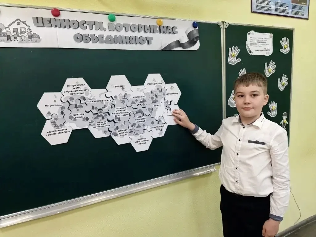 🇷🇺 РАЗГОВОР О ВАЖНОМ! 🇷🇺  Утро понедельника, 18 мая,  традиционно началось с торжественной линейки, 