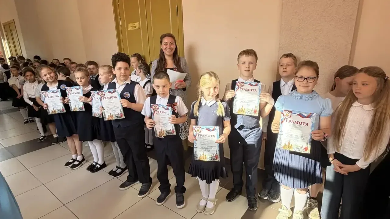 🇷🇺 РАЗГОВОР О ВАЖНОМ! 🇷🇺  Утро понедельника, 18 мая,  традиционно началось с торжественной линейки, 
